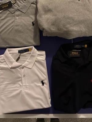 Vit pikétröja från Polo Ralph Lauren - Klassisk vit pikétröja från Polo Ralph Lauren med svart broderad logga på bröstet. Tröjan är en hoodie och kommer även från polo Ralph lauren. Piké pris är 349 och hoodie pris 499. Köper du allt tillsammans blir det extra bra pris. Obs inte hoodie 