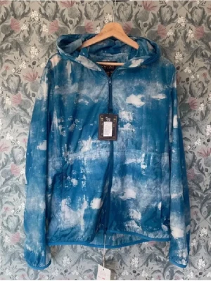 Blå Windrbreaker från woolrich - Säljer en blå vindjacka ifrån woolrich. Perfekt för Vår, Höst eller sommaren. Lätt material som passar för blåsiga dagar. 