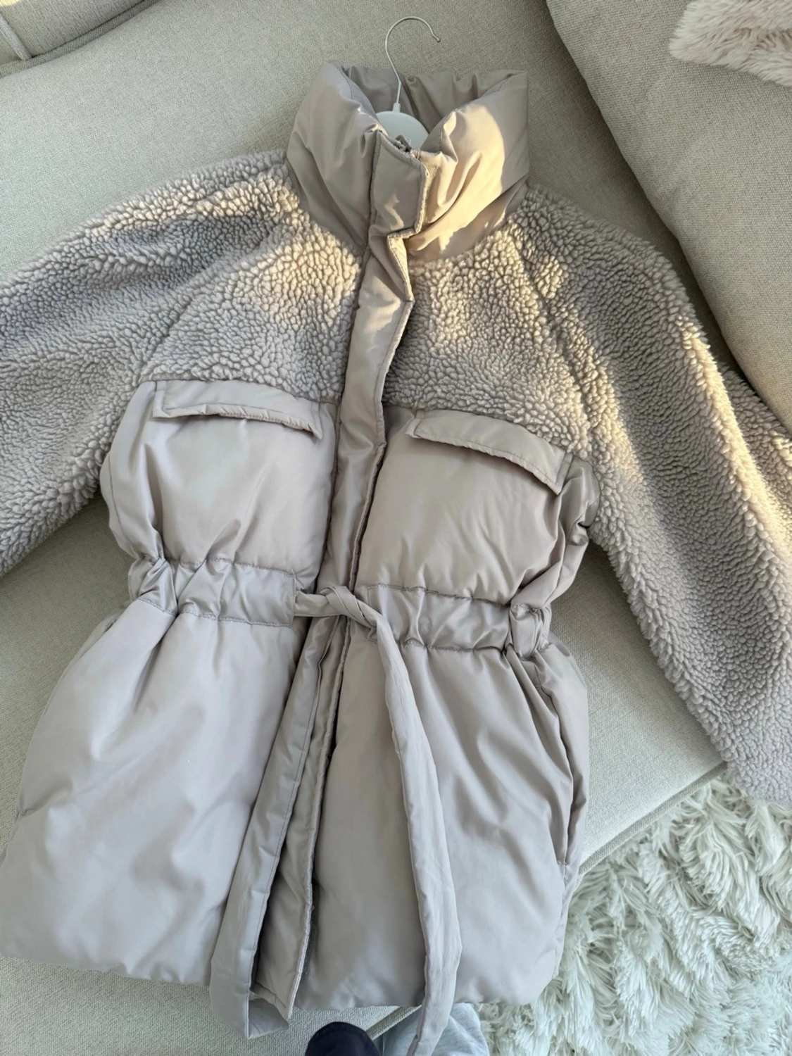 Beige pufferjacka med teddy-detaljer