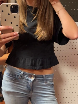 Jätte snygg topp - Skit snygg topp perfekt till vardagen!! Älskar verkligen denna modell. Super snygg som är lite figursydd. Jätte fint skick💞 skriv vid frågor!!🤗