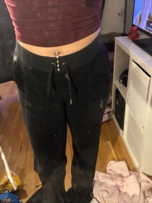 Svarta mjukisbyxor med dragsko - Säljer dem då jag vill köpa ett par andra i annan färg. ett par svarta mjukisbyxor med bred resår i midja. Snygga och enkla att matcha.