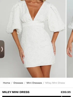 SÖKER!!! - Söker denna klänningen i strl 38 eller 40 skriv om ni har!!!💕