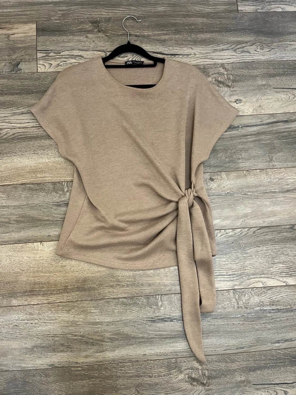 Beige topp med knyt från Zara