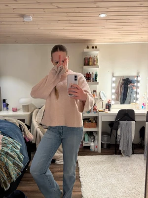 Ljusblå baggy jeans med mellan midja - Säljer ett par ljusblå jeans med baggy passform och mellan i  midja. Jeansen har klassisk femficksdesign och är tillverkade i denim. Perfekta för en avslappnad och trendig look.