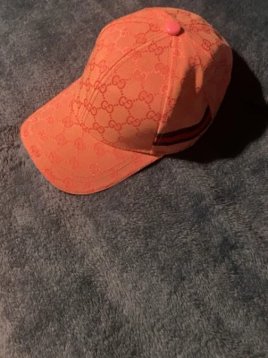 Rosa keps  - Helt ny! Rosa keps, inte så mycket bilder så Dm mig för mer bilder om intresserad👍 Obs! Priset kan sänkas viss snabb affär.