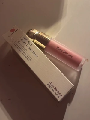 Rare Beauty Blush i färgen Encourage - Säljer Rare Beauty Blush i färgen Encourage. Helt ny, endast uttagen ur förpackningen för att fota. Nypris 325kr på Sephora.