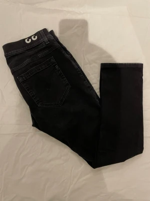 Dondup jeans george  - Tjena, säljer ett par svarta Dondup jeans i modellen george - skinny fit för endast 599:-! Storleken: W33. Hör av dig vid frågor eller intresse! //Milo💪
