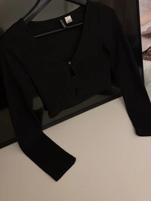 Svart croppad kofta - Svart croppad kofta passar prima till klänning eller en vanlig outfit. Pris går att diskutera. 