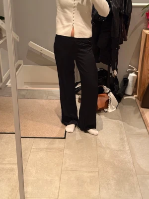 Svarta vida byxor i mjukt tyg - Säljer dessa satinbyxor från BikBok i storlek xs. Super bra skick och super snygga🤩 