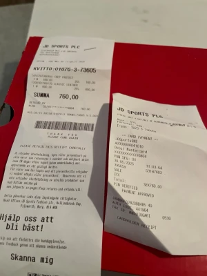 Vita Reebok Classic Leather sneakers - Säljer ett par vita Reebok Classic Leather sneakers med ikonisk retrodesign. Skorna är låga, har Reebok-logga på sidan och är tillverkade i läder med matchande vita skosnören. Perfekta för dig som gillar stilrena och tidlösa sneakers.