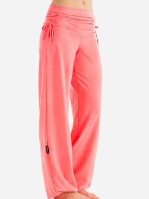 Korallfärgade byxor från winshape - Säljer ett par korallrosa mjukisbyxor 🥰 Byxorna har bred linning med dragsko i sidan och vida ben. Tillverkade i mjukt och stretchigt material. Superskön passform och snygg färg! 🪸🦩🫧