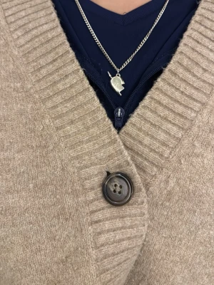 Marianillsdotetr halsband - Silvrigt you and me necklace från marianillsdotter  som e  i jättebra skick och som passar till alla klädes plagg ❤️❤️. Storlek 45.  Vi kan prata om pris vad som e rimligast 