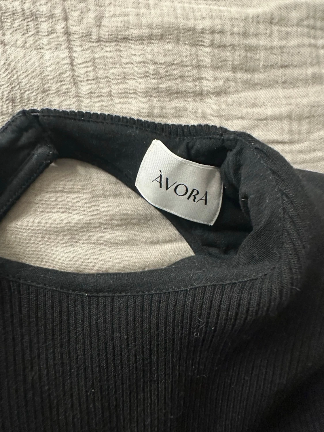 Avorá, Svart långklänning med öppen rygg - 2