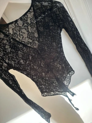 Svart spets body - Kommer inte till användning, på bild 3 ser man att den är lite sönder men resten är hel och fin🥰