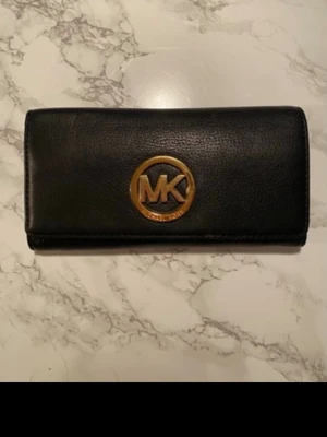 Michael Kors plånbok - Mycket fin inga stora skador men lite små repor på MK märket.  