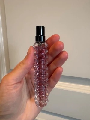 Valentino Born in Roma Donna Purple Melancholia - Den nya doften från Valentino. Flaskan är på 10 ml och perfekt storlek för att testa innan man köper en stor flaska. Doften passar tyvärr inte mig, men det kanske är någon annan som är nyfiken på att testa. Endast testad. 