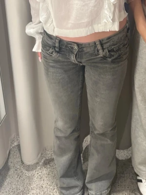 Bootcut jeans - Lågmidjade jeans från Gina Young strl 164 