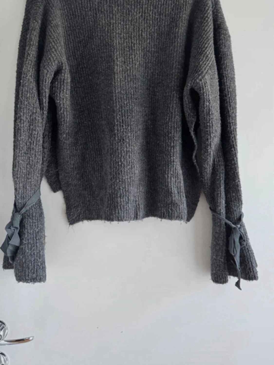 Mörkgrå stickad tröja med rosetter