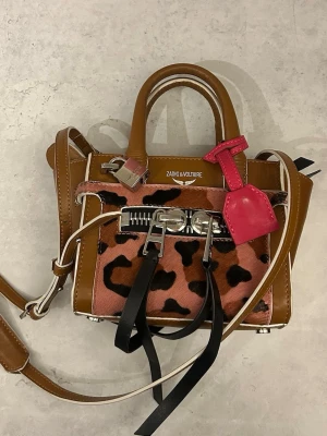 Zadig & Voltaire brun leopardväska - Tänkte kolla intresset på min Zadig väska! En snygg och unik modell, jättefint skick! Hör av dig om du är intresserad💕