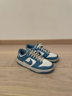 Nike Dunk Low ”Coast” - Söker mina gamla skor som är i riktigt bra skick och väl omhändertagna. 