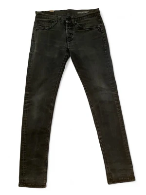 Svarta skinny Dondup jenas - Säljer ett par svarta skinny jeans från Dondup med klassisk femficksdesign och diskreta slitningar. Jeansen har smal passform och dragkedja i gylfen. Materialet är stretchigt för extra komfort och sitter snyggt på benen. Storlek W 30 L 30