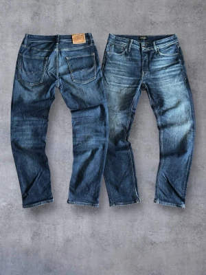 Jack&Jones Tapered/Mike Blue Wash Jeans - Jättesnygga Jack&Jones jeans i storlek W32/L32. Modell/Passform: Tapered/Mike. Byxorna har använts väldigt lite och har en snygg blue washed färg. Alla mått finns på bild