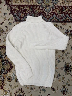 Vit tröja från Zara - Klassisk vit stickad tröja från Zara med ribbad struktur. 