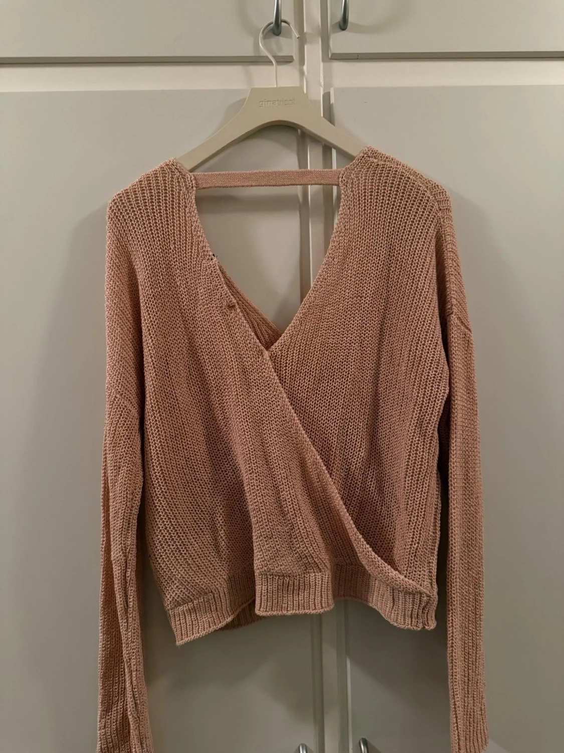 Beige stickad omlottopp - 2