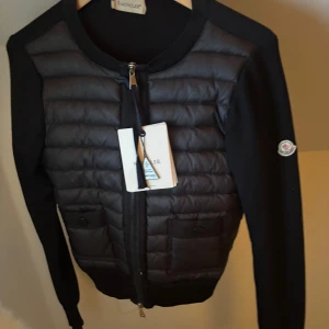 Moncler cardigan - Jätte jätte snygg Moncler cardigan som jag tyvärr behöver sälja eftersom att den blivit för liten❤️den är i super bra skick och sparsamt använd, finns inga defekter. Skriv för intresse eller fler bilder på jackan eller på fler äktehetsbevis! Storlek S och passar XS/S