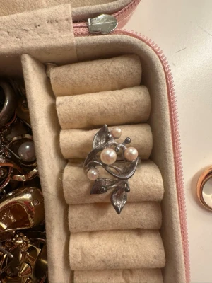 Silverring med pärlor och blad - Unik silverfärgad ring, 150 per smycke men 250 för båda.🥰❤️