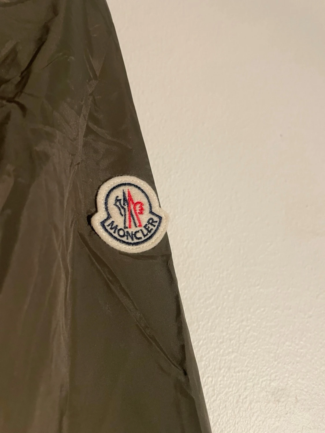 Olivgrön vindjacka från Moncler - 2