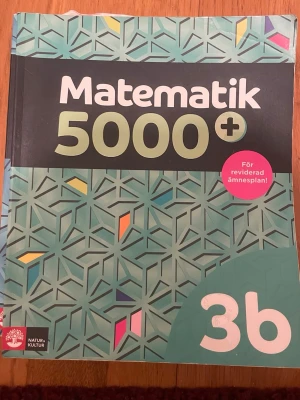 Matematik 5000+ 3b - Matematik 5000+ 3b är en kursbok för gymnasiet och vuxenutbildning, anpassad efter 2021 års ämnesplan. Boken har ett grönt geometriskt mönster på omslaget och fokuserar på digitala verktyg, problemlösning och progression i matematik.
