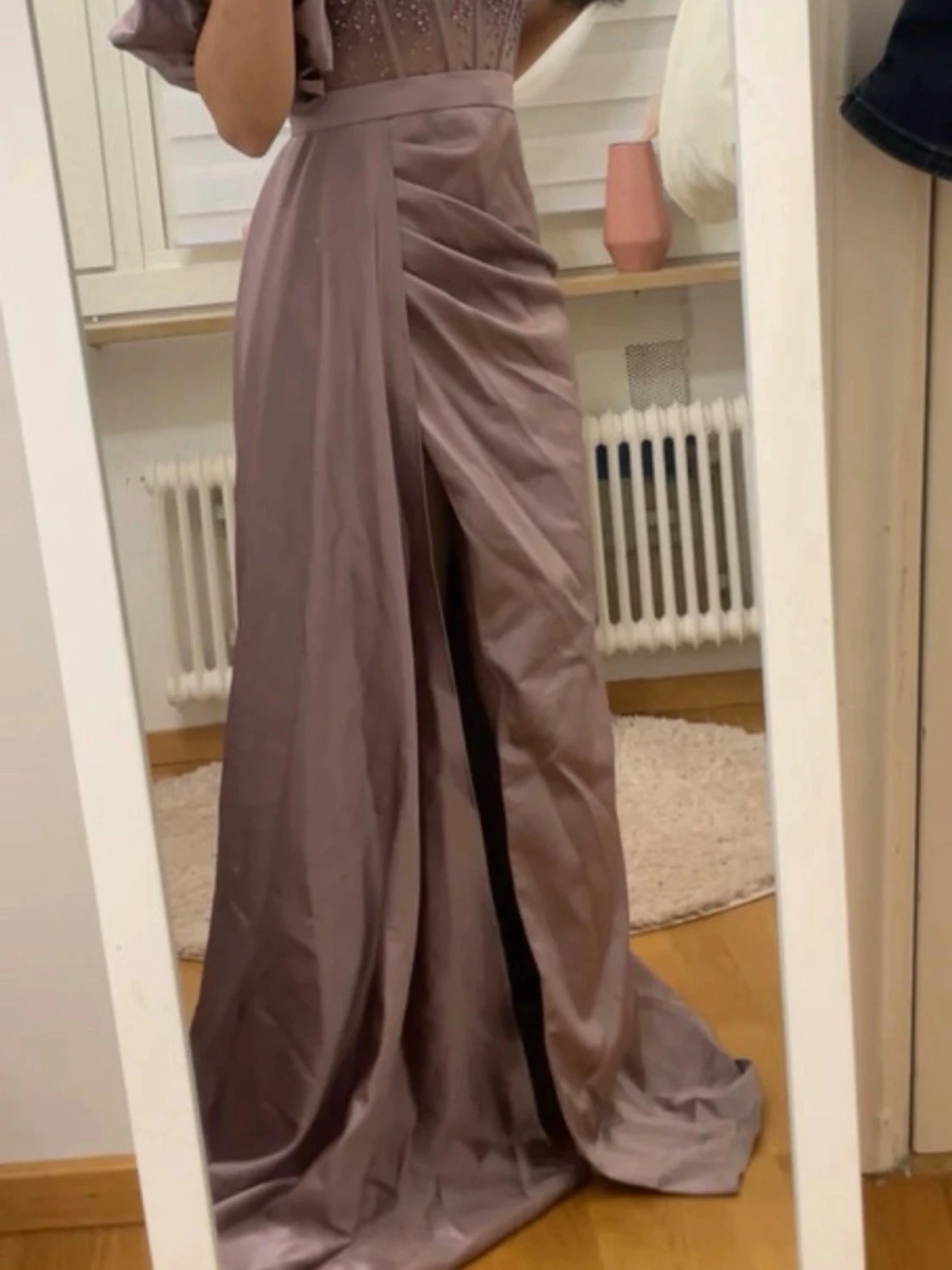 Lång lila klänning med slits