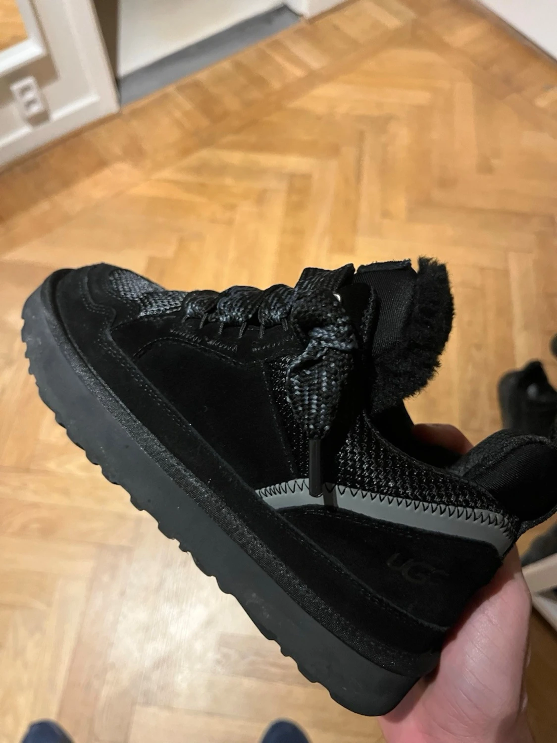 Svarta sneakers från UGG med snörning - 3