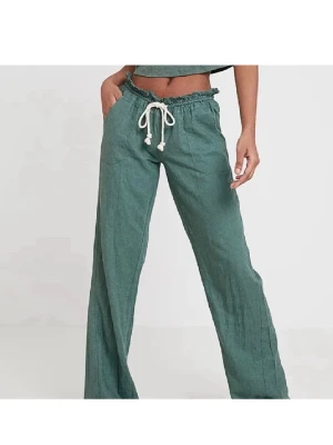  linnebyxor  - Snygga gröna linnebyxor från roxy. Säljer då dom är förstora och därav inte kommer till användning😊Dom är nästintill oanvända. Pris går att diskutera❣️