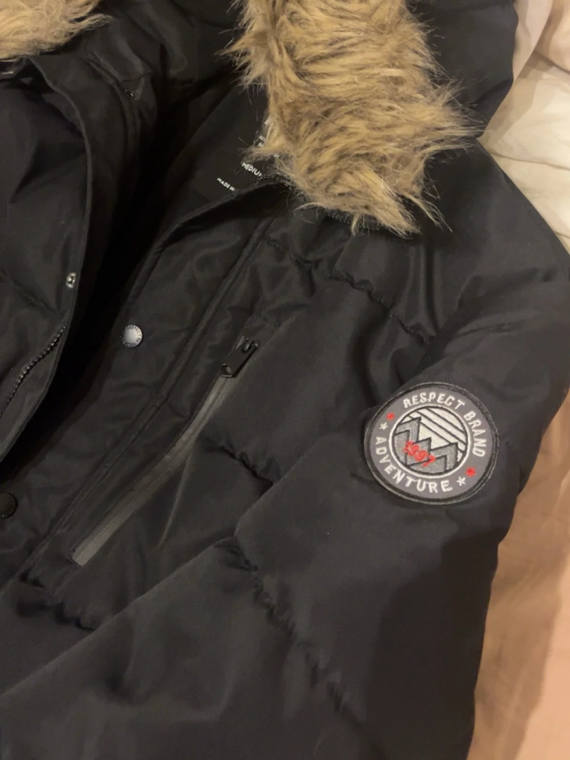 Svart pufferjacka med fuskpäls - 1