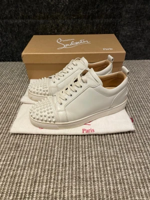 Christian Louboutin skor  - Hej, säljer nu dessa svin snygga Loubs skor. Skorna är i grymt skick! Begränsat antal boxar och dustbag. Hör av dig vid frågor. 