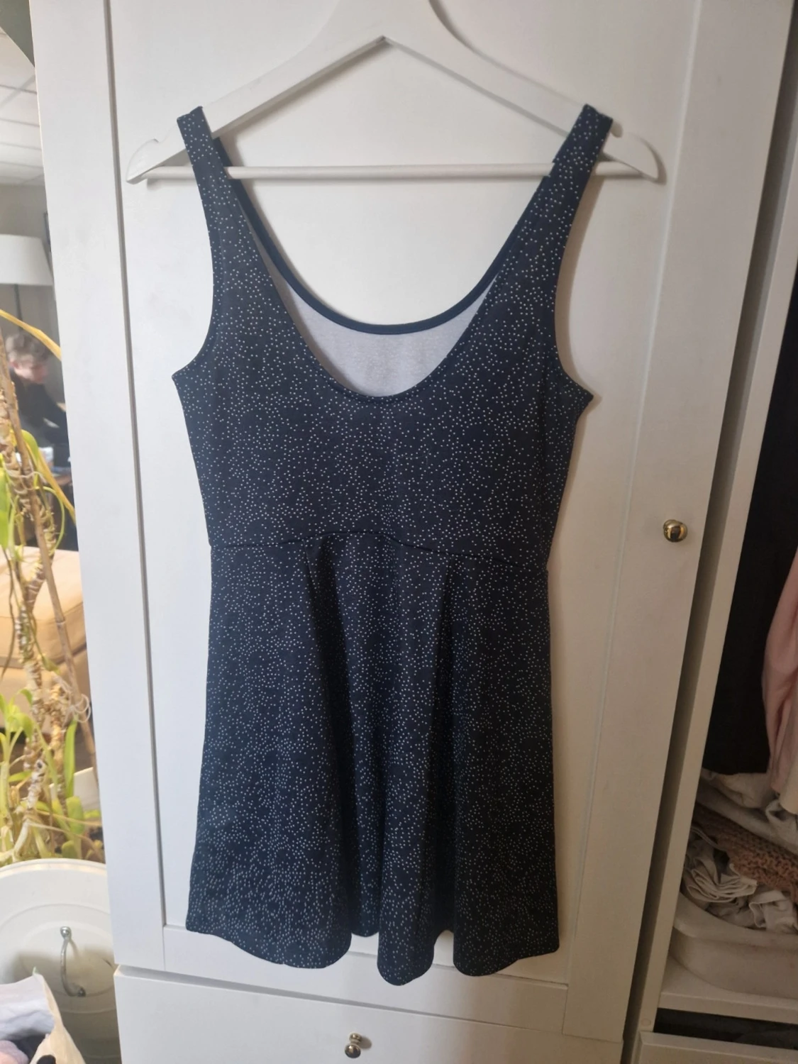 Mörkblå prickig klänning Divided