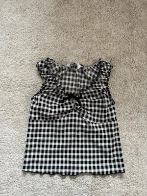 Rutig sommar topp - Söt linnetopp från Primark i svartvitt rutigt mönster. Toppen är i storlek M men sitter som S! 💞