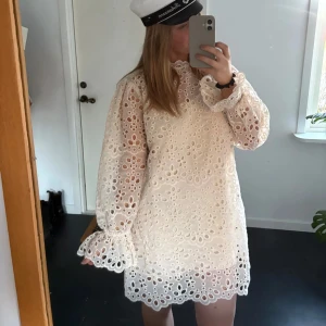 Studentklänning - Intressekoll på denna superfina smutsvita klänning från H&M perfekt för studenten!💕stolek är L men den sitter som M på mig!🤗 Under klänning med kommer. Förra ägarens bilder🥰