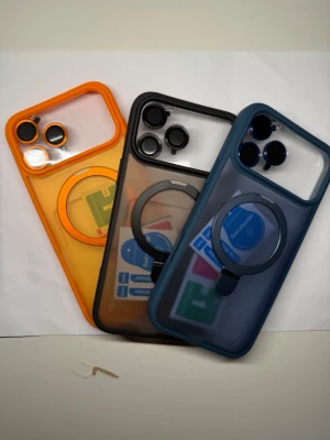 Iphone 17 pro max skal - Säljer tre snygga mobilskal i färgerna orange, svart och blå. Skalen har en matt, genomskinlig baksida och en praktisk ringhållare som gör det lättare att hålla mobilen eller använda som ställ. Passar modeller med tre kameralinser. Materialet är tålig plast.