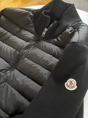 Moncler Cardigan  - Snygg svart Moncler cardigan, Jackan har dragkedja framtill och klassisk Moncler-logga på armen. Den går att scanna. Pris kan diskuteras och om man vill ha fler bilder är de bara att skriva. Orginal priset ligger på 10000 men jag köpte den för 6000 av en kompis💞