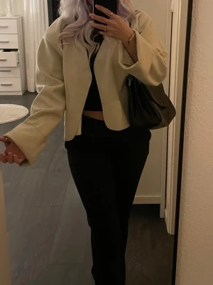 Gina Tricot jacka  - Tunn kappa från Gina Tricot i storlek M. Ljusbeige/vit. Mycket fint skick, sparsamt använd.  