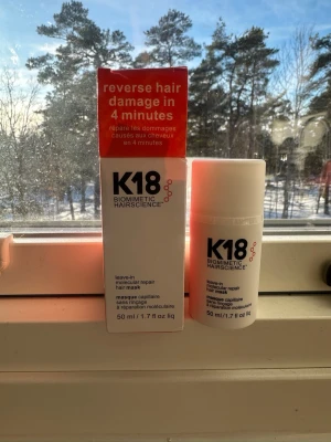 K18 leave-in hårmask 50 ml - K18 Biomimetic Hairscience leave-in molecular repair hair mask, 50 ml. En vit och röd förpackning med pumpflaska. Produkten reparerar skadat hår på molekylär nivå och används utan att sköljas ur.