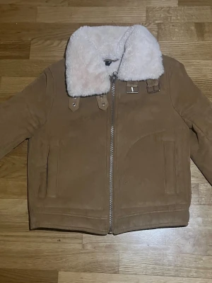 Brun Mockajacka - Storlek XS. Köpt på H&M. Fint Skick.