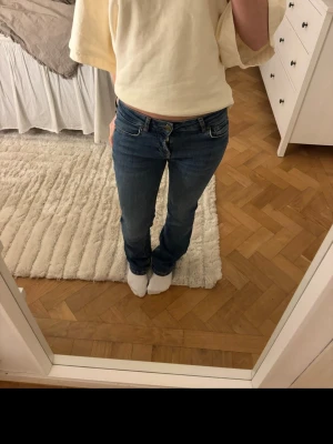 Blå bootcut jeans från zara - Low/ midwaist zara jeans, står storlek 32 men jag skulle säga att de är en xs-s, dom är stretchiga❤️