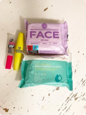 🍒Litet sminkpaket🍒 - 🍒Kit med sminkborttagningsservetter från Pure & Care med hyaluronsyra och Vibe Wipe med mandelolja, båda veganska. Inkluderar W7 LashTastic mascara och W7 Brow Grip. Perfekt för sminkrutinen! Wipesen är oöppnade🍒