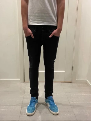 Dondup jeans - Säljer nu dessa snygga svarata dondup jeans i storlek w30. Skriv vid frågor eller pris.