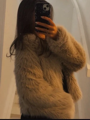 Beige fluffig pälsjacka - Säljer en supermjuk beige pälsjacka, köptes förra året på gina men kommer inte till användning, hör av er för frågor 