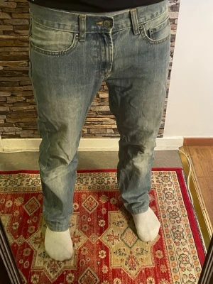 Blå raka jeans  - Säljer ett par blå jeans med raka ben. Jeansen har klassisk femficksdesign och normalhög midja. Perfekta för en avslappnad och stilren look.